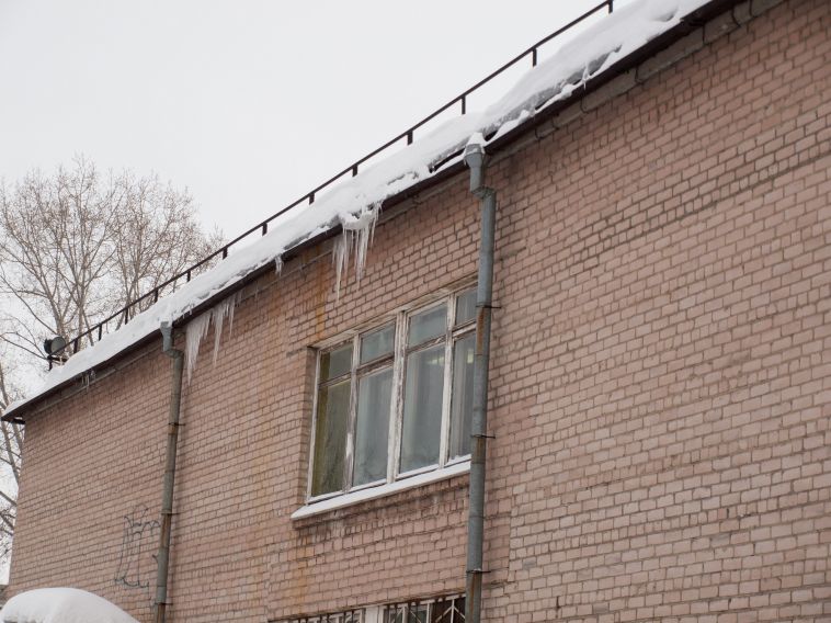 Магнитогорцев призывают очищать козырьки балконов от наледи
