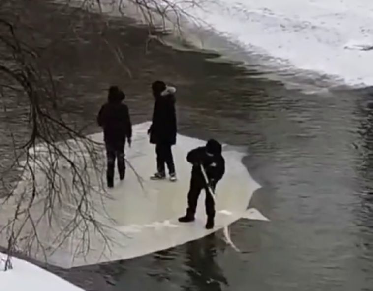 На Южном Урале школьники проплыли на льдине по реке