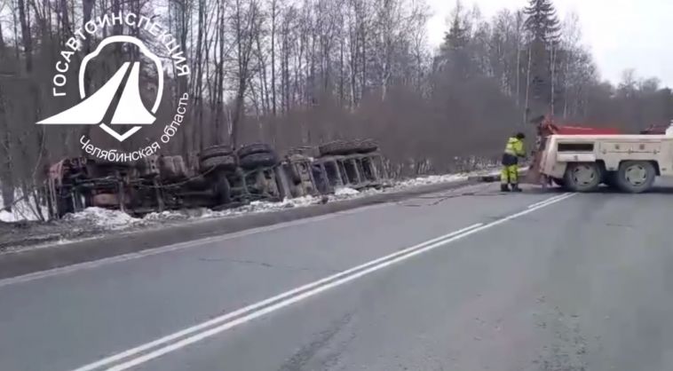 На южноуральской трассе опрокинулась фура