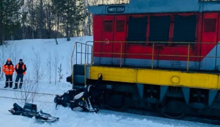 На южноуральской ж/д дороге поезд столкнулся со снегоходом 