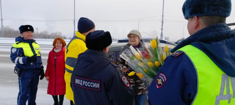 Сотрудники Госавтоинспекции поздравили магнитогорских автоледи с 8 марта