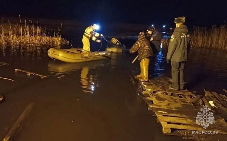 В Челябинской области спасли с отколовшейся льдины более 50 рыбаков