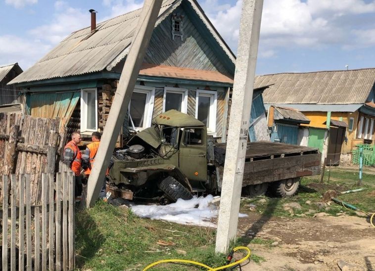 В Челябинской области грузовик с газовыми баллонами врезался в жилой дом