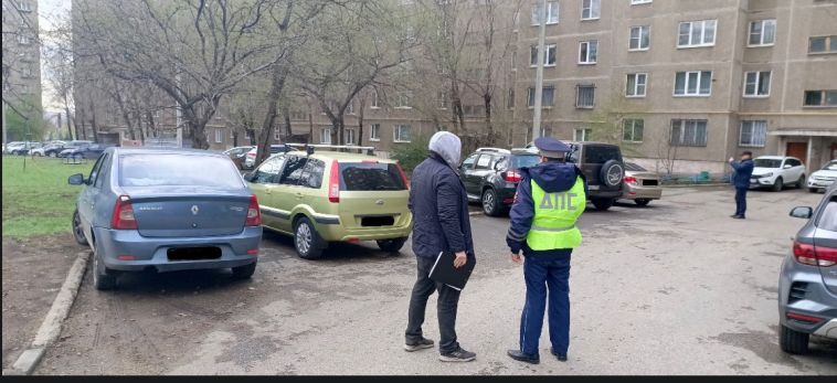 В Магнитогорске наказали любителей парковаться на газонах