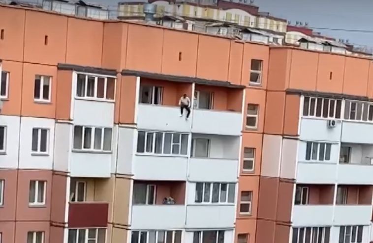 В Магнитогорске мужчина на балконе 10-го этажа привлек внимание экстренных служб
