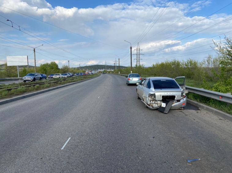 Магнитогорец, которого сбили во время замены колеса, скончался в больнице