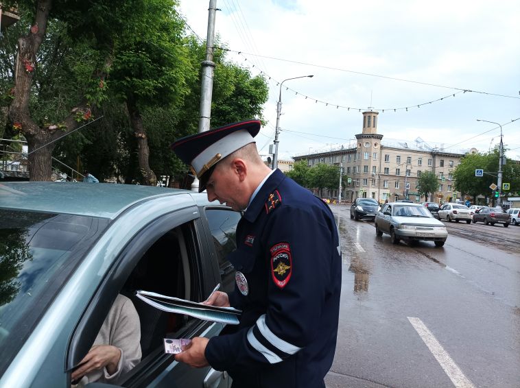 Госавтоинспекторы задержали женщину с наркотиками