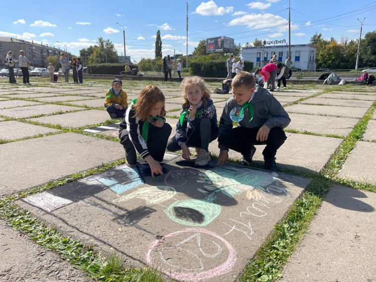 В Магнитогорске прошёл ежегодный городской конкурс рисунков на асфальте «Пешеходу – зелёную улицу!»