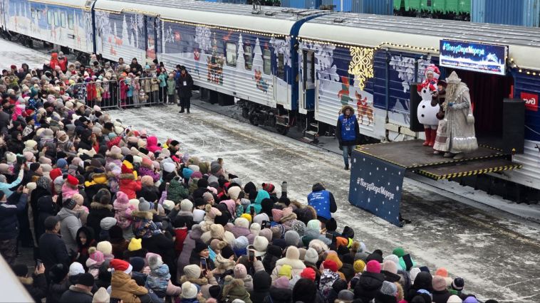 Поезд Деда Мороза встретили на вокзале Магнитогорска