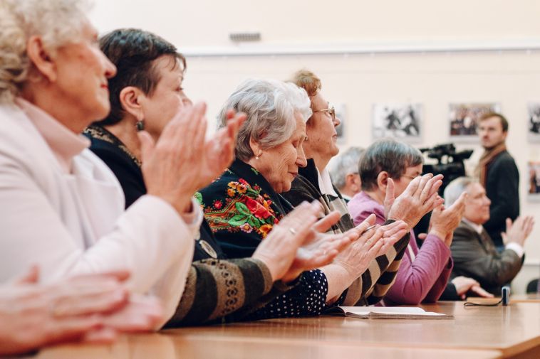 Уход за людьми с инвалидностью I группы и пенсионерами старше 80 лет: как учитывается стаж с 2025 года