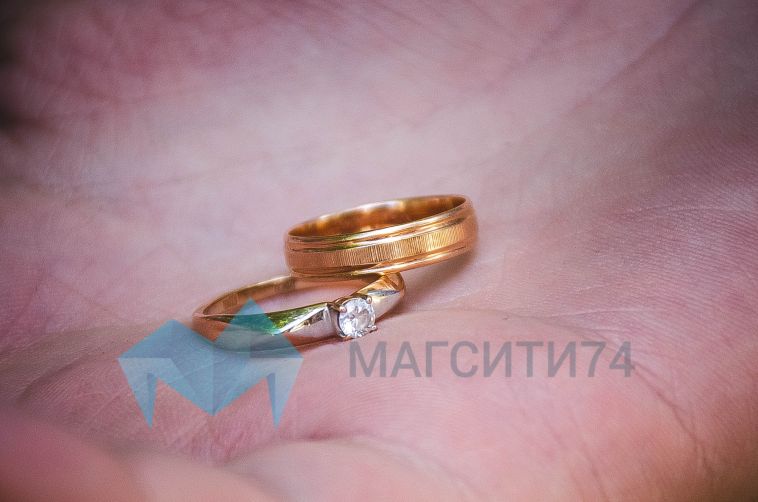 Порядка 16 тысяч супружеских пар претендуют на получение регионального знака отличия «Семейное счастье»