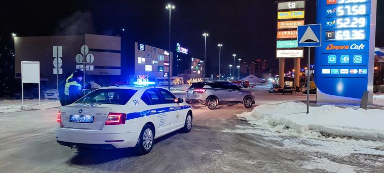 Сотрудники Госавтоинспекции Магнитогорска проводят ночные рейды возле ТРК «Континент»