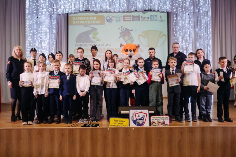 Сотрудники полиции Магнитогорска и хоккейного клуба «Металлург» вручили грамоты и подарки победителям конкурса «Световозвращатель нужен каждому!»