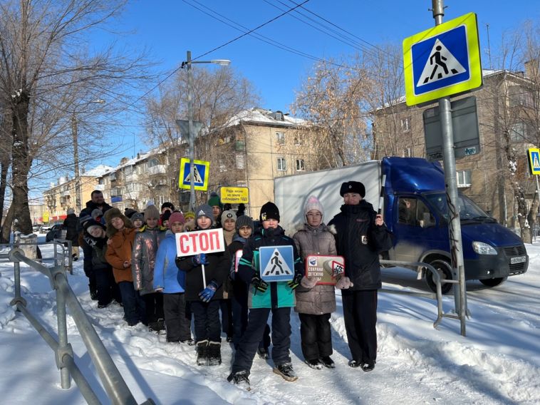 Сотрудники Госавтоинспекции организовали для школьников пешеходную экскурсию «Законы улиц и дорог»
