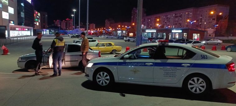 Сотрудники Госавтоинспекции проводят ночные рейды вблизи крупных ТРК