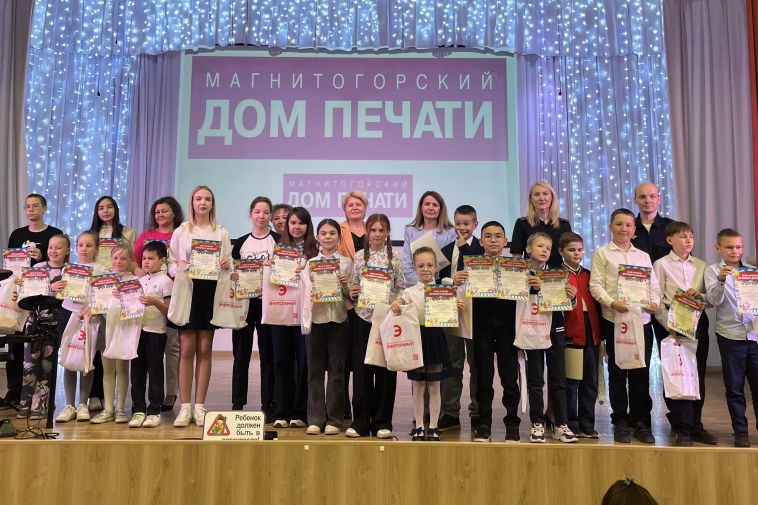 Сотрудники Госавтоинспекции наградили 183 участника конкурсов по ПДД РФ