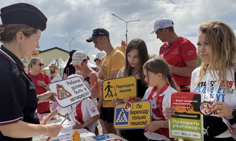 Сотрудники Госавтоинспекции Магнитогорска организовали квест для детей на IX Парижском полумарафоне
