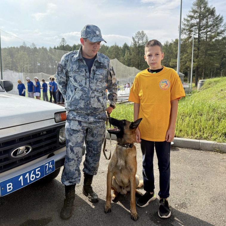 В рамках Всероссийской акции «Зарядка со стражем порядка» полицейские Магнитогорска совместно с представителями «Движения первых» провели увлекательное спортивное мероприятие для воспитанников одного из детских лагерей