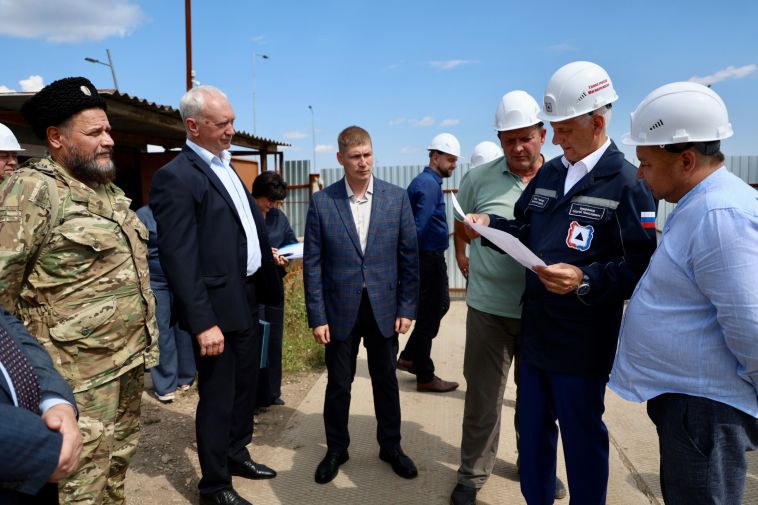 Глава города Сергей Бердников посетил строящийся детский сад на 230 мест в 150 микрорайоне
