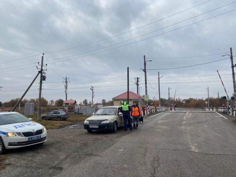 Сотрудники Госавтоинспекции продолжают обеспечивать безопасность дорожного движения вблизи ЖД переездов