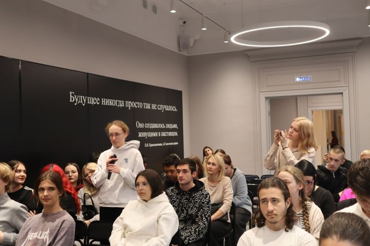 В Центральной публичной библиотеке им. П.В. Крашенинникова прошла встреча, посвящённая вопросам кибербезопасности и цифровой ответственности