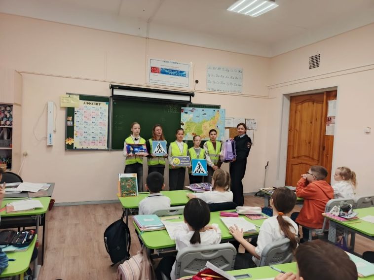 В рамках дня профилактики сотрудники Госавтоинспекции Магнитогорска провели разъяснительные беседы в образовательных учреждениях города