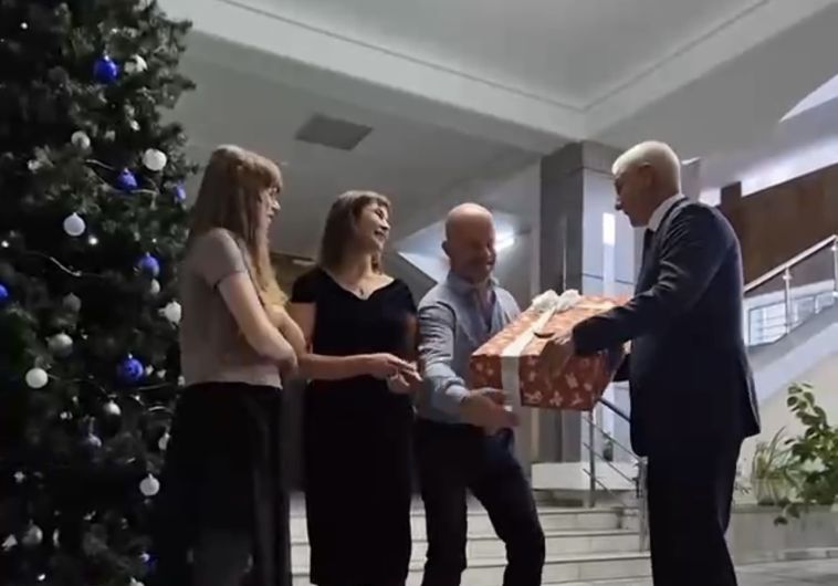 Глава города вручил 14-летней Дарье Сошиной телескоп