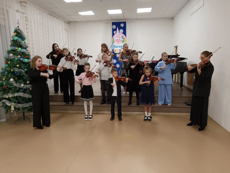 В концертном зале Детской школы искусств «Дом музыки» прошёл новогодний концерт «Новогодние чудеса»