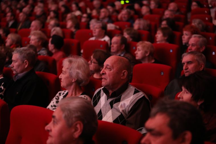 Во Дворце культуры металлургов имени Серго Орджоникидзе состоялся новогодний концерт для ветеранов ПАО «ММК» и города