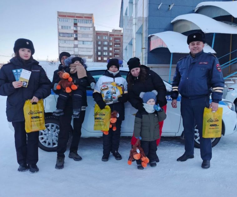 В рамках акции «Полицейский Дед Мороз» сотрудники Госавтоинспекции Магнитогорска исполнили новогоднюю мечту маленького жителя города