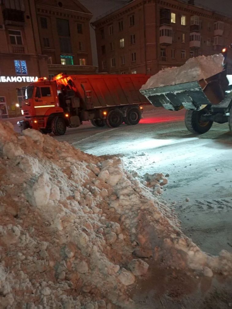 Дорожные службы в Магнитогорске работают в усиленном режиме из-за аномальных снегопадов