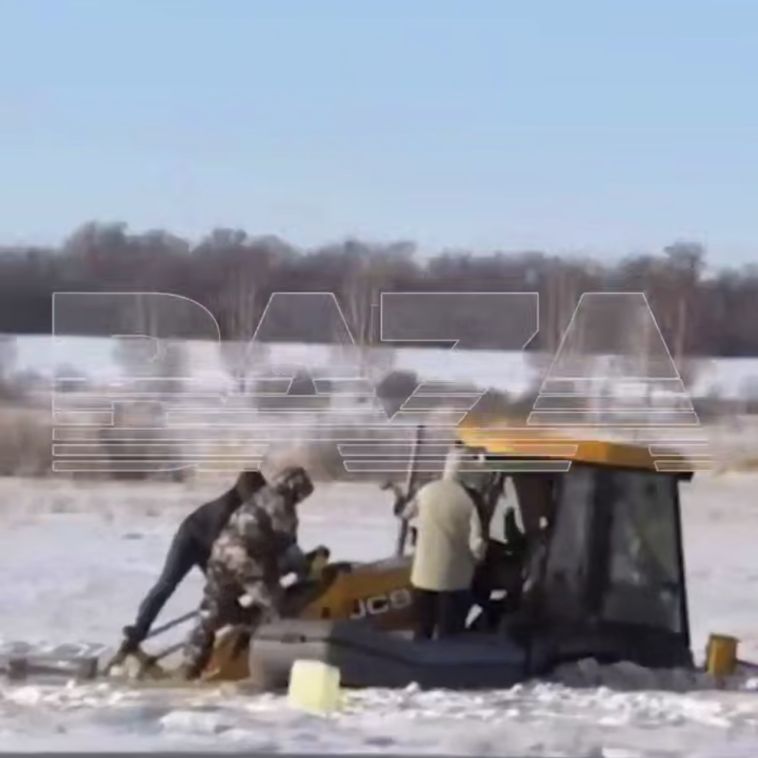 Три трактора подряд провалились под лёд недалеко от Магнитогорска