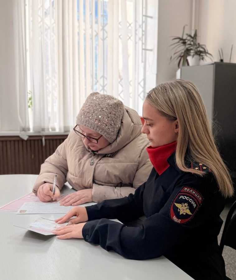 Полицейские Магнитогорска оперативно заменили паспорт РФ жительнице города