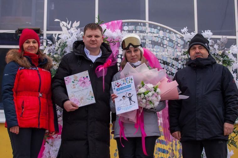 В самом сердце Уральских гор состоялось уникальное событие: открытие площадки для торжественной регистрации брака прямо на горнолыжном склоне ЦАО «Евразия»