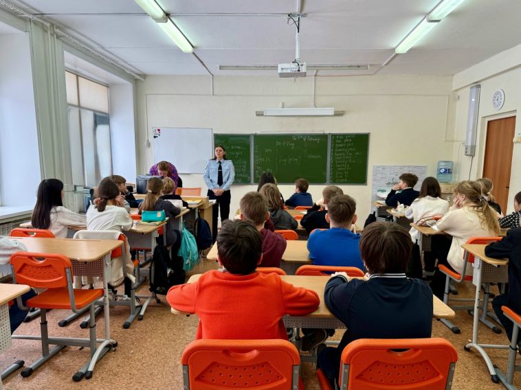 В рамках Всероссийского проекта «Классные встречи» полицейские посещают школы города