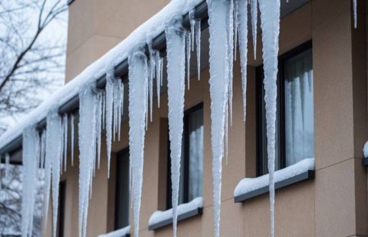 Снежные шапки и ледяные гирлянды: кто в ответе за крыши и балконы?