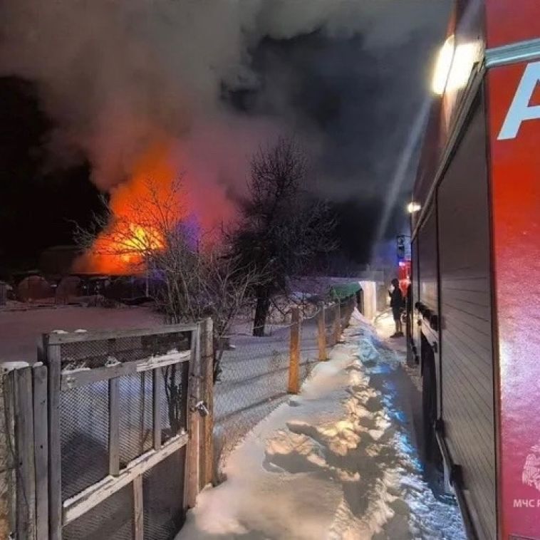 В Магнитогорске в садовом товариществе загорелся дом