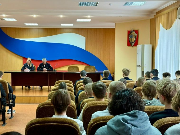 Сотрудники УМВД России провели День открытых дверей для учеников 10 и 11 классов