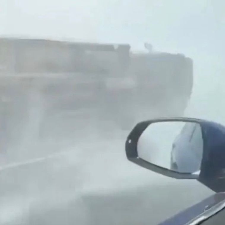 На трассе под Магнитогорском ветром перевернуло «Газель»