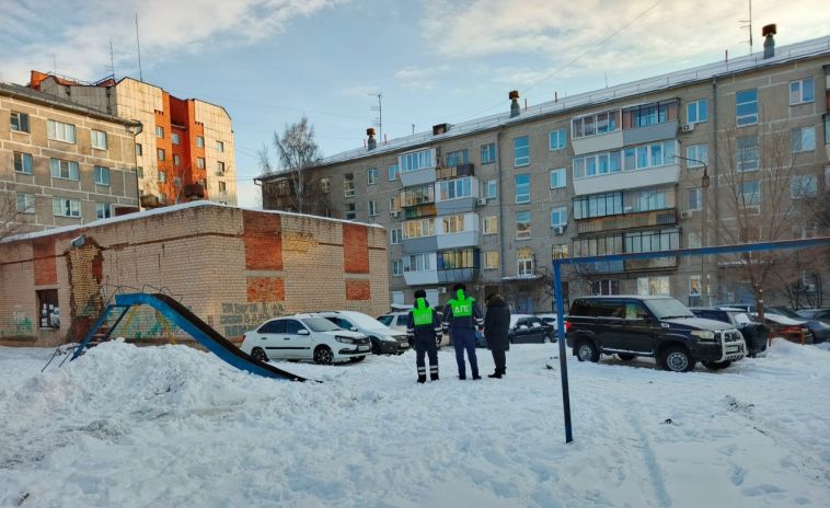 В Магнитогорске продолжаются совместные рейды сотрудников Госавтоинспекции и административных комиссий по выявлению нарушений правил парковки на детских площадках и газонах