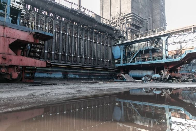 ММК демонтирует старые коксовые батареи