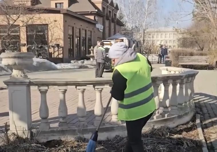 Ежедневно порядка 30-40 сотрудников АО «Магнитогорскинвестстрой» выходят на уборку города - бригады разделены по трём районам