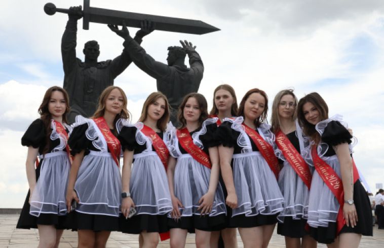 Набережная реки Урал превратилась в огромную сцену для почти двух тысяч вчерашних школьников