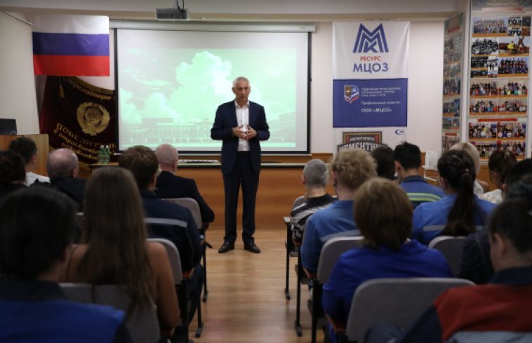 Глава города Сергей Бердников провёл встречу с коллективом Магнитогорского цементо‑огнеупорного завода