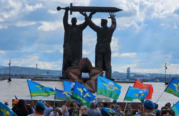 В парке у Вечного огня у монумента «Тыл – фронту» состоялось традиционное ежегодное мероприятие в честь годовщины образования ВДВ