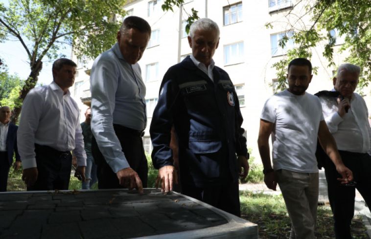 Глава Магнитогорска Сергей Бердников проверил ход ремонтных работ в сквере имени М.Ю. Лермонтова