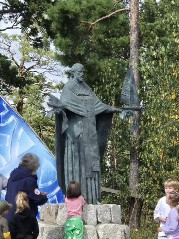 На вершине горы Известная в Челябинской области появился новый знаковый объект притяжения для жителей и гостей региона — бронзовая скульптура святителя Николая Чудотворца