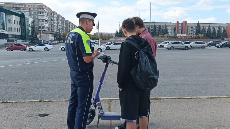 В Магнитогорске усилен контроль за соблюдением ПДД юными велосипедистами и пользователями электросамокатов