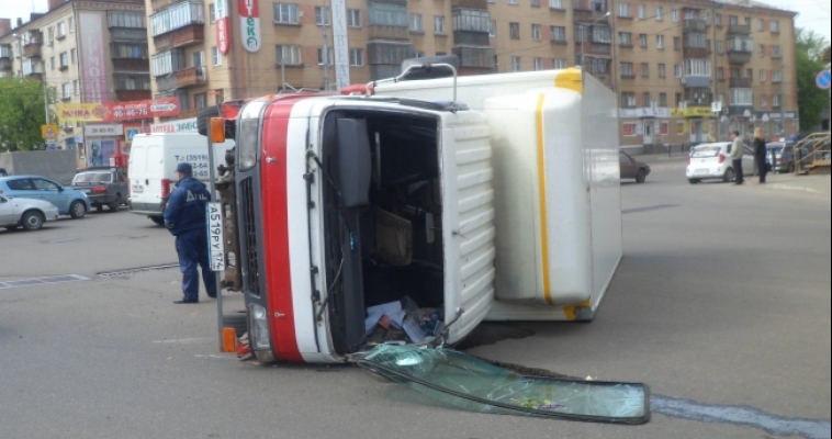 На улице Гагарина перевернулся грузовик