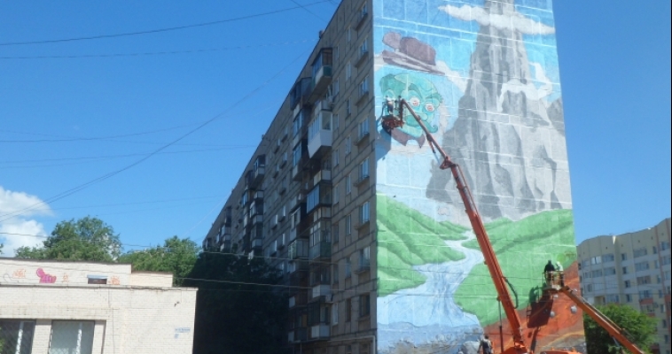 Погода благоволит художникам. Австрийский пейзаж на фасаде дома почти готов